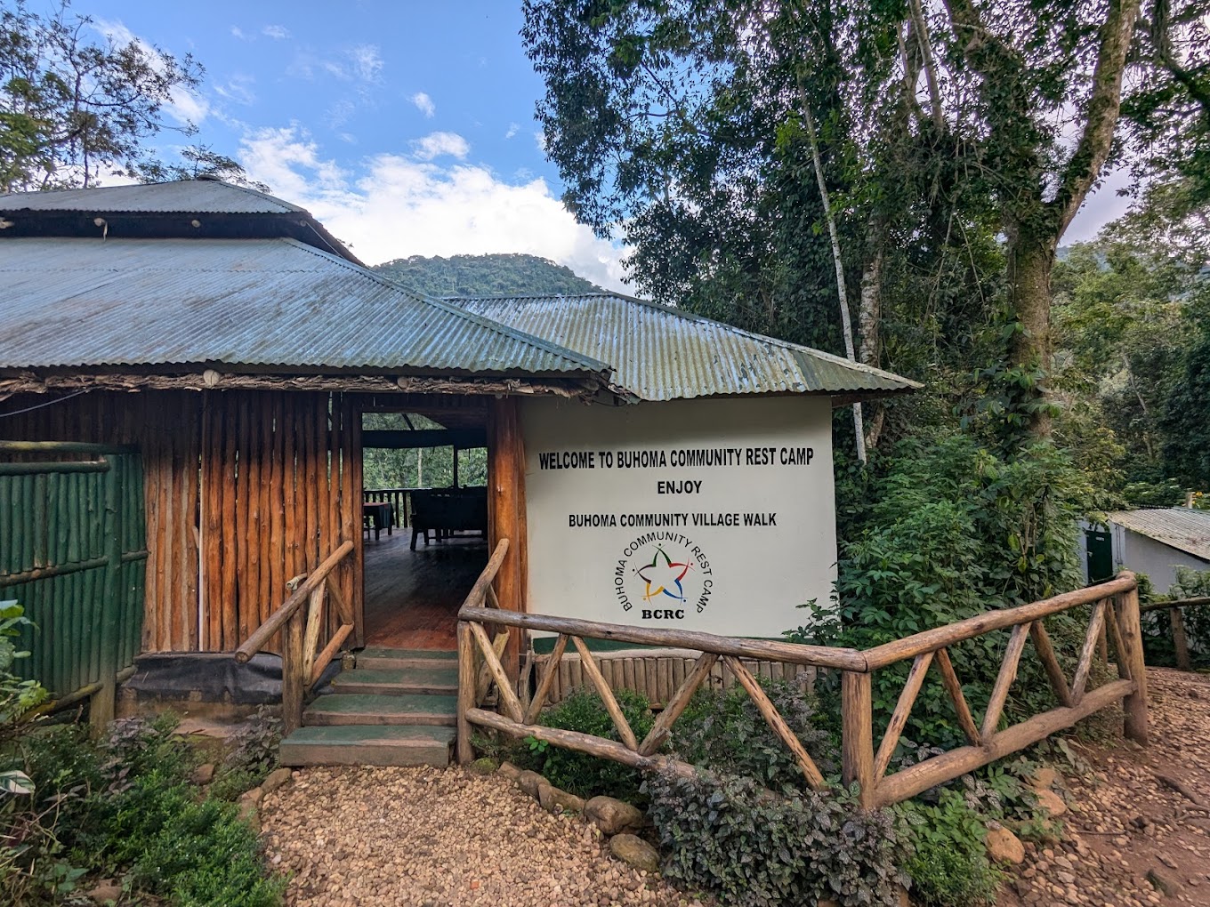 Buhoma Community Rest Camp is beautiful. All rooms overlook the Bwindi Impenetrable Forest with a small balcony. Very comfortable rooms with private bathroom