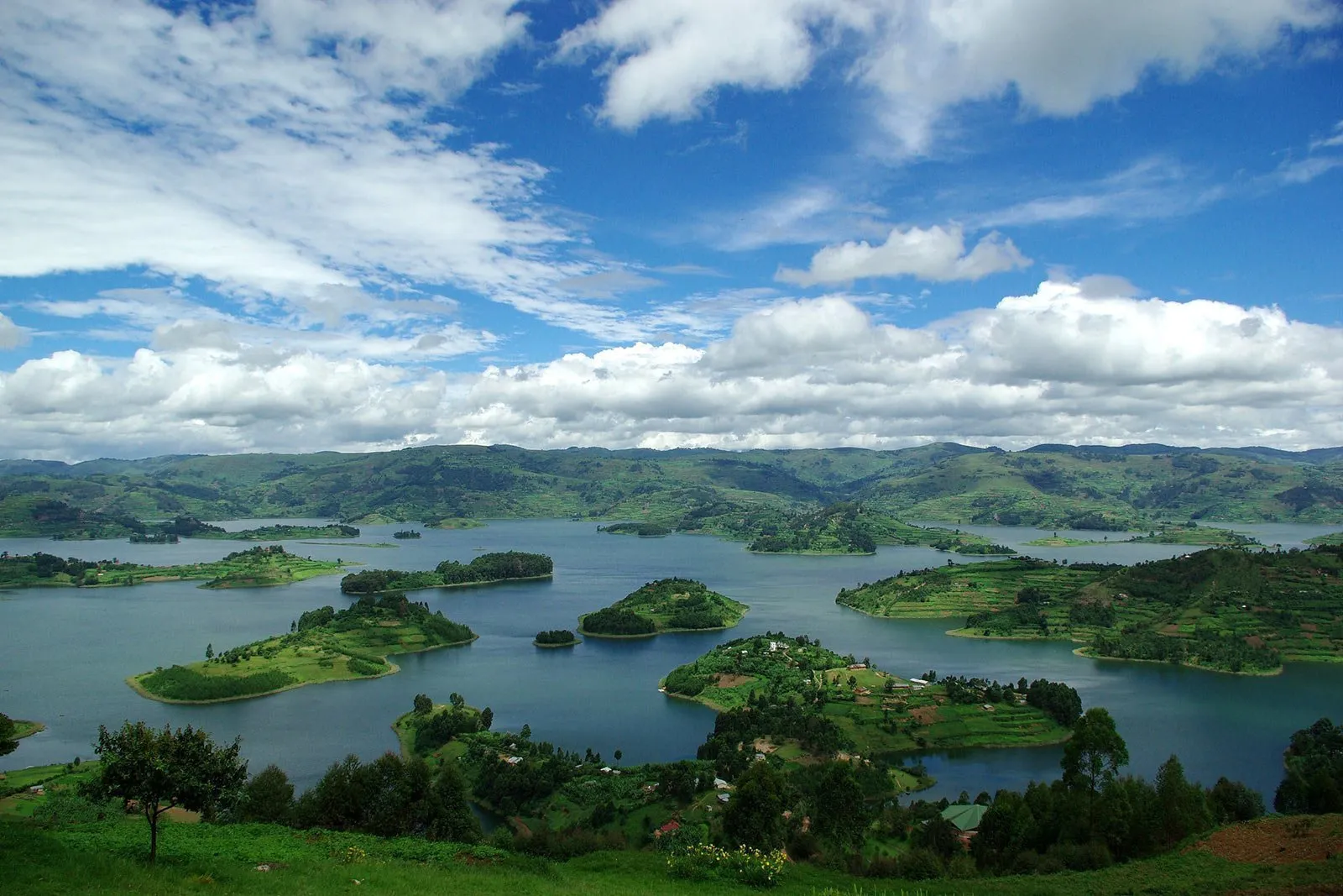 Lake Bunyonyi is framed by lush, green-terraced hills that reach a height of (2,200 – 2,478m) but it’s the 29 islands