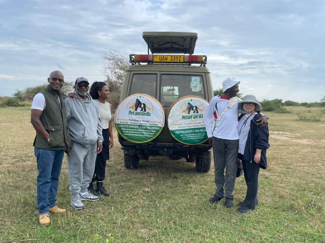 Pieland safari Land Cruiser vehicle