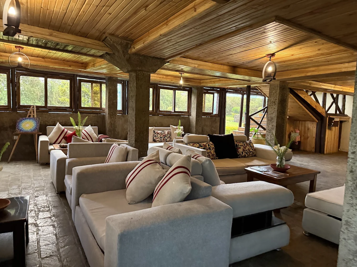 Da Vinci Gorilla Lodge living room