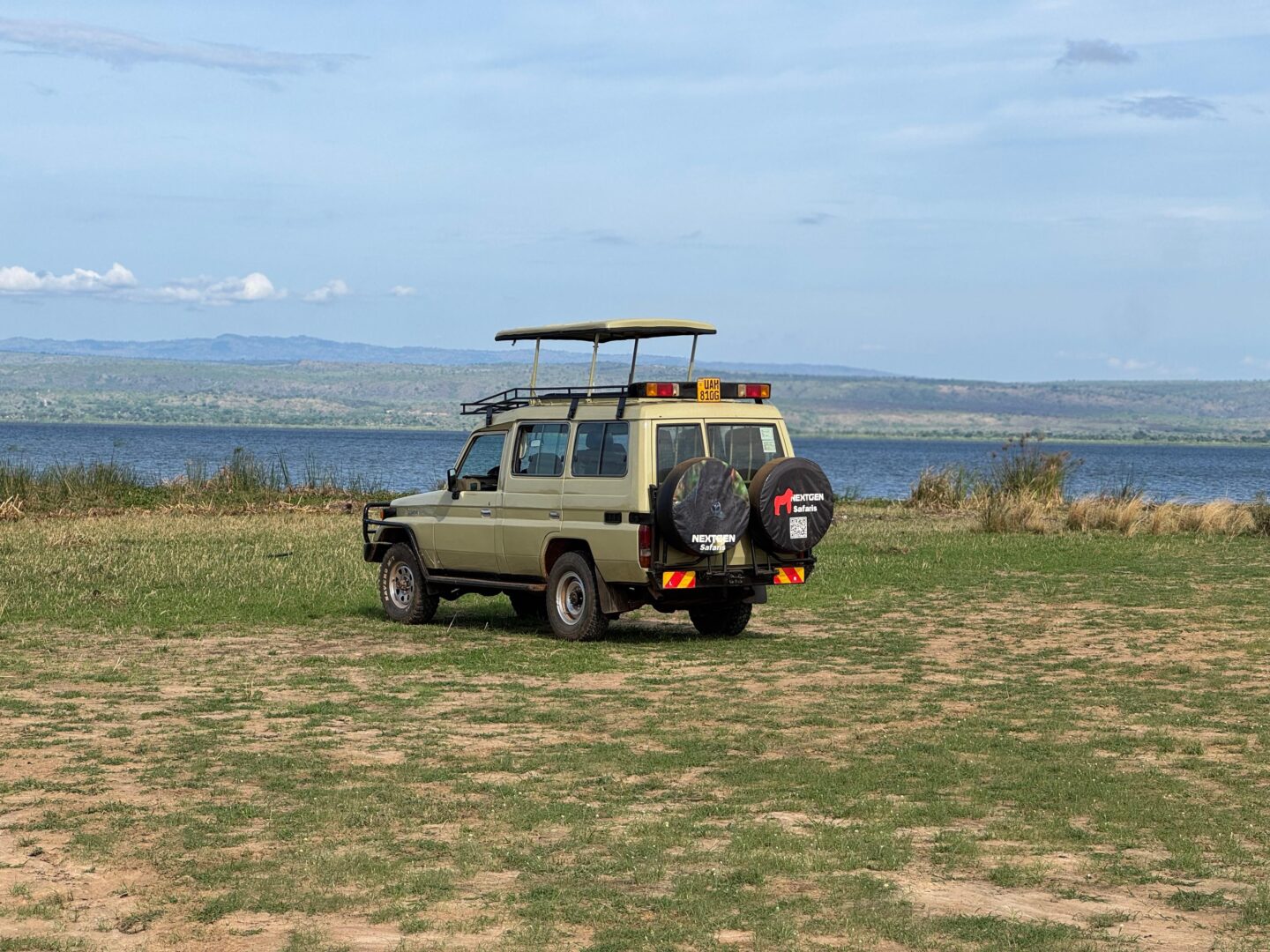5 seater safari Land Cruiser vehicle for game drives