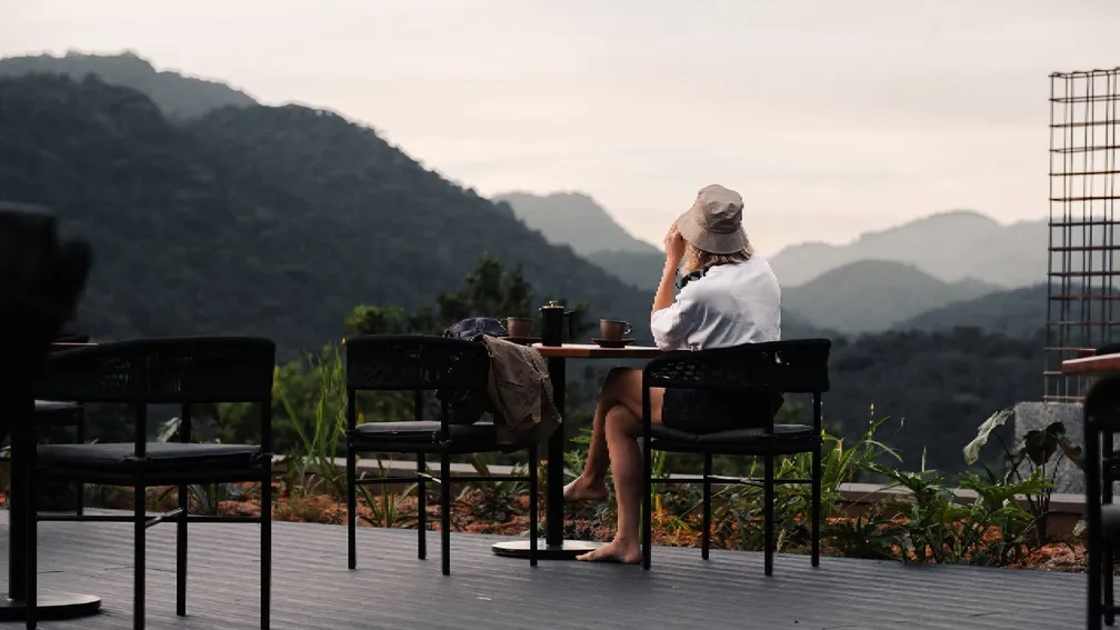 One of the biggest advantages of choosing Budget Gorilla Trekking Rwanda accommodation is location. Most budget lodges and guesthouses are strategically positioned around Kinigi and Musanze—the gateway areas to Volcanoes National Park.
