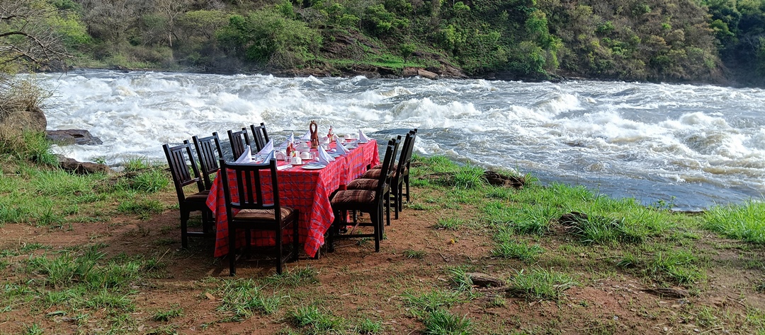 One of the highlights of dining at Sambiya River Lodge is the opportunity to enjoy meals in an open, natural setting.
