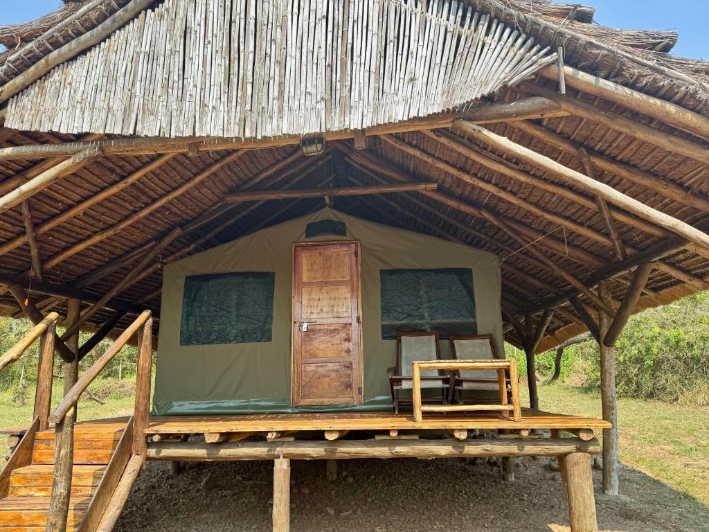 Bwana Tembo Safari Camp Stands
