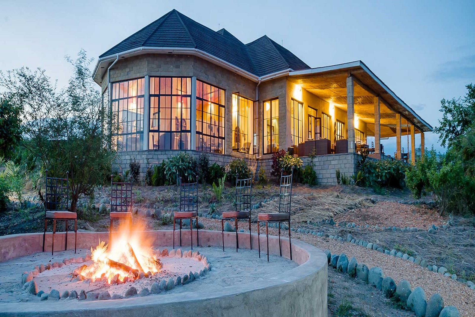 The design of Elephant Plains Lodge reflects a contemporary approach to safari luxury. The lodge features spacious cottages constructed with a mix of stone, wood, and thatch, blending modern comfort with natural materials.
