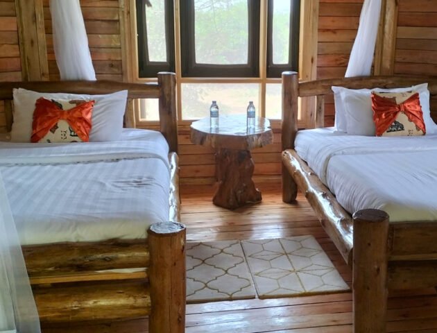 Engiri Game Lodge Wooden Bed