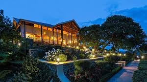 Nkuringo Bwindi Gorilla Lodge is one of the most established and highly regarded luxury lodges in southern Bwindi. Perched on a scenic