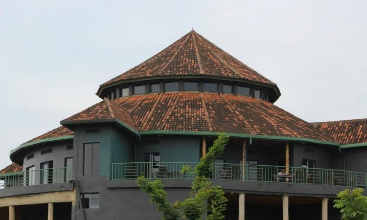 Nyungwe Top View Hill Hotel offers comfortable accommodation with spectacular views overlooking Nyungwe Forest, surrounding mountains, tea plantations, and the scenic landscapes of southwestern Rwanda. The lodge provides a peaceful environment for 