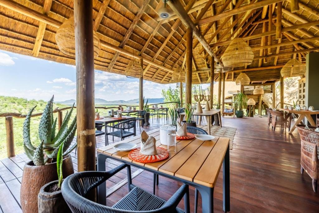 Buffalo Ridge Safari Lodge Table