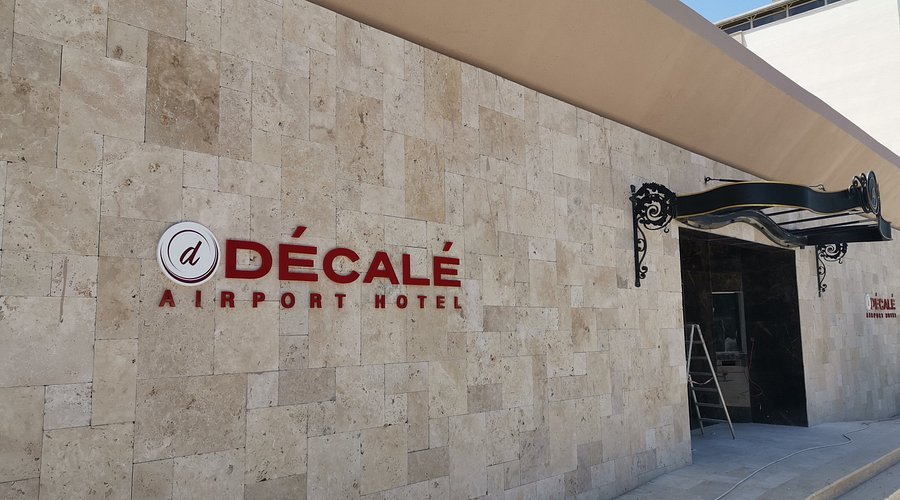 Located close to Aden Adde International Airport, Decale Hotel provides a convenient accommodation option for travelers arriving in or departing from Mogadishu. The hotel offers modern rooms, dining services, and 