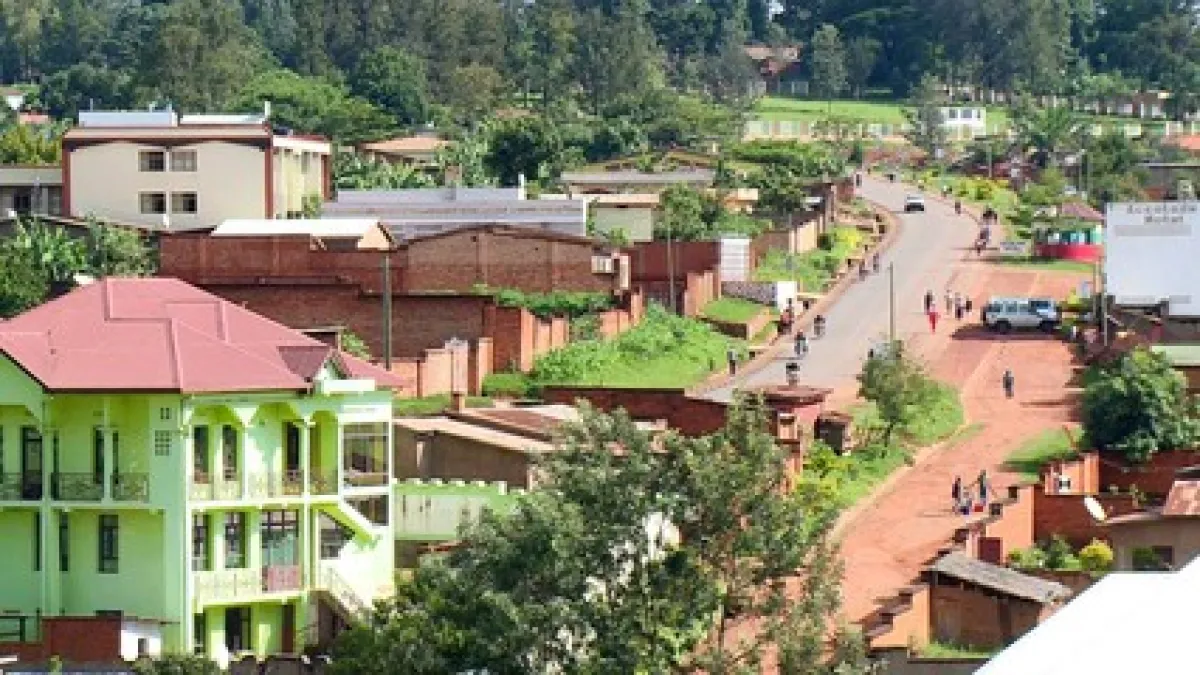 Gitega is Burundi’s cultural capital and one of the most important destinations for travelers interested in history, traditions, and heritage. Located in the central highlands, the city offers a quieter atmosphere surrounded by beautiful landscapes and important cultural 