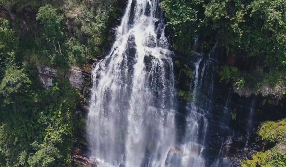 The waterfalls consist of several impressive cascades flowing through beautiful green landscapes, creating a perfect setting for nature lovers and photographers. Visitors can enjoy scenic walks, admire the surrounding