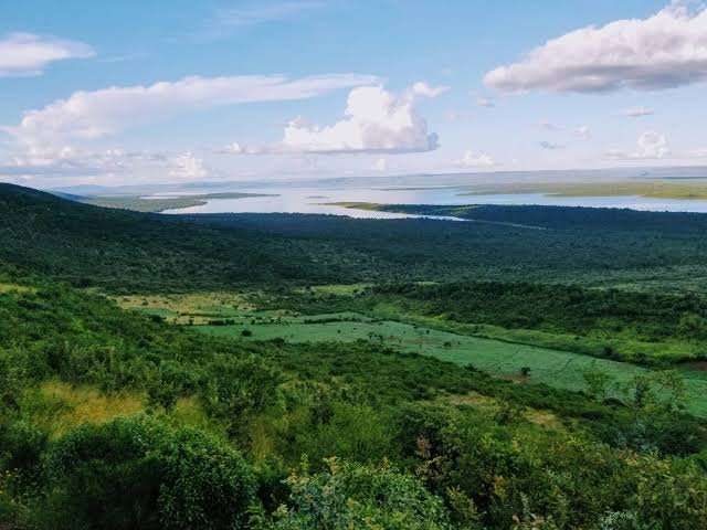 Akagera National Park brings traditional African savannah wildlife into a Rwanda Safari in August. Located in eastern Rwanda, Akagera consists of savannah, woodland, wetlands and numerous lakes,