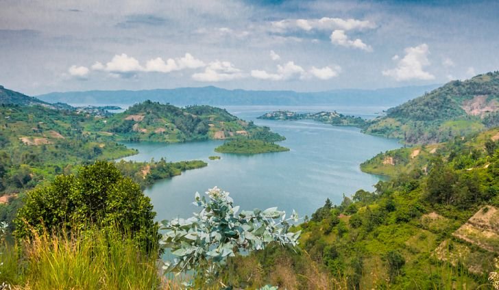 Weather during a Rwanda Safari in June varies considerably according to altitude and destination. June begins Rwanda’s